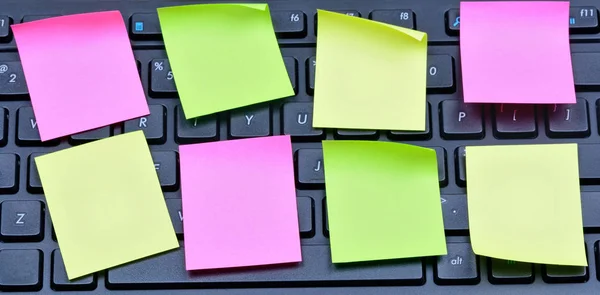 Muitas notas coloridas no computador do teclado — Fotografia de Stock