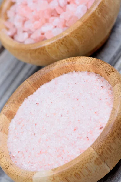 Mangkuk bambu dengan garam merah muda — Stok Foto