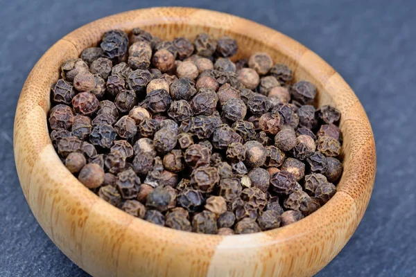 Pimenta preta em uma tigela de bambu — Fotografia de Stock