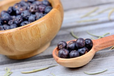 Kaşık ve ardıç tablo ile kase