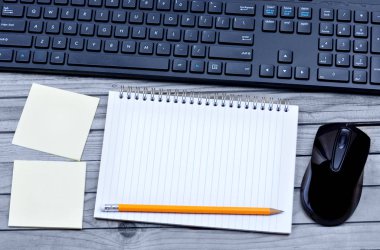 Boş defter ile klavye pc fare ve notlar