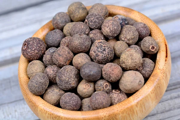 Allspice en un tazón de bambú en la mesa — Foto de Stock