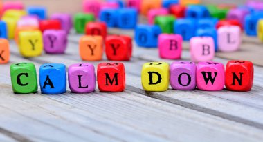 Kelime masa üstünde sakin