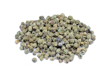 beyaz zemin üzerine yeşil peppercorns