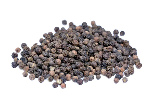 Grupo de granos de pimienta negra sobre fondo blanco —  Fotos de Stock