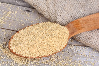 Bir tahta kaşık solmayan çiçek tohumları