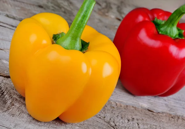 Žlutá a červená paprika na stole — Stock fotografie