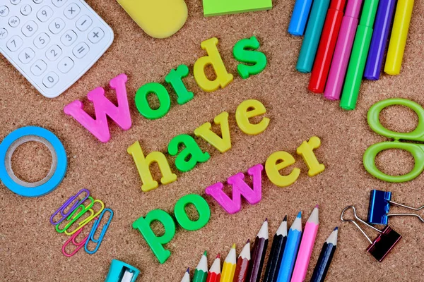 As palavras têm poder escrito no fundo da cortiça — Fotografia de Stock