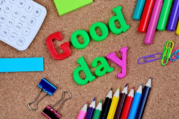 İyi günler kelime cork arka plan üstünde