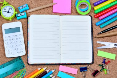 Çok sayıda nesne üzerinde mantar okul