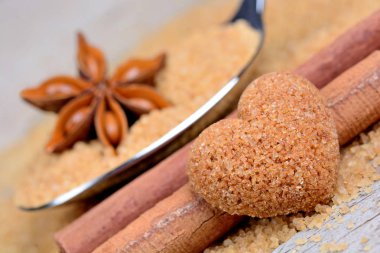 Anason star ve tarçın ile bir kaşık şeker