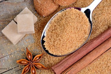 Şeker bir kaşık ve anason tarçın ile yıldız