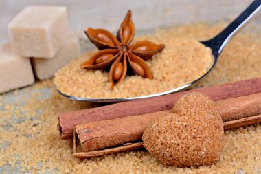 Tarçın ve bej şeker ile anason star