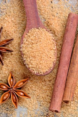 Bej renkli şeker bir kaşık ve anason tarçın ile yıldız