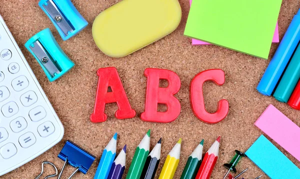 Palabra ABC en el tablero de corcho —  Fotos de Stock