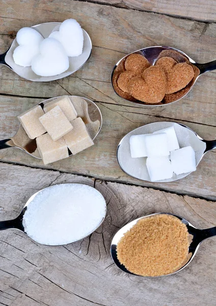 Verschillende soorten suiker op tafel — Stockfoto