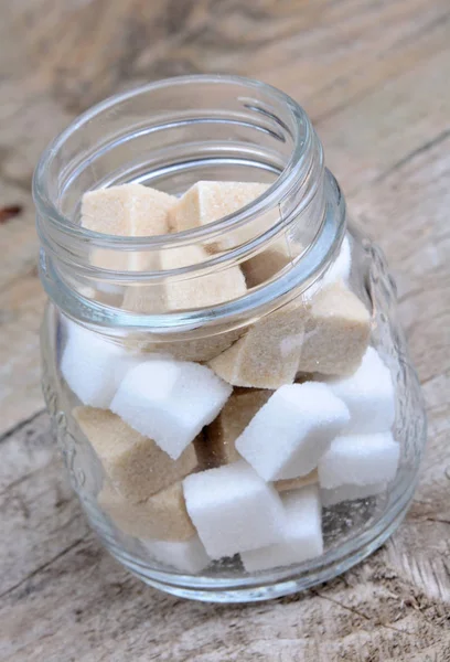 Cubos de açúcar em um jarro na mesa — Fotografia de Stock