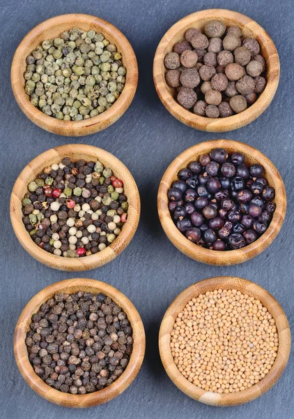 Bambu kase içinde farklı baharatlar