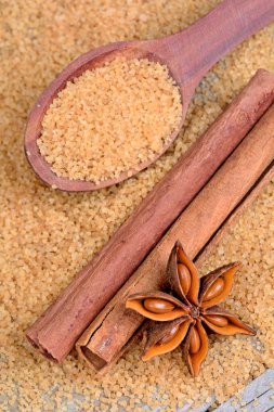 Tarçın ile anason star ve şeker masada