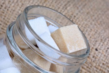 Kesme şeker ile jar