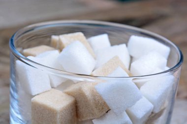 Bir camdan şeker küpleri