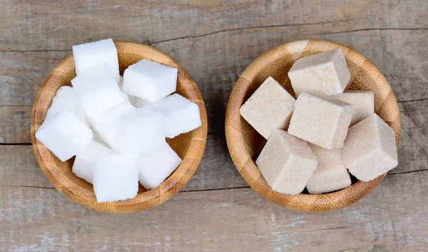 Witte en beige suiker in een bamboe kommen — Stockfoto