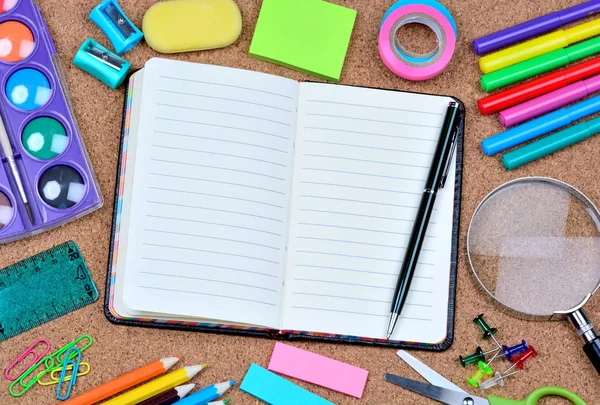 Cork arka plan üzerinde çok sayıda nesne okul