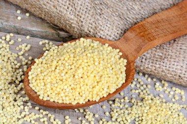 Darı tohumları tablo üzerinde