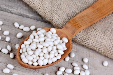 Tahta kaşıkta beyaz fasulye