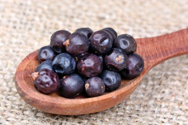 Ardıç masada tahta kaşıkla