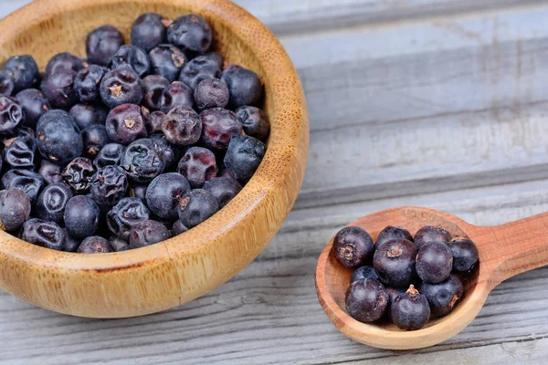 Juniper berry dalam mangkuk dan sendok — Stok Foto