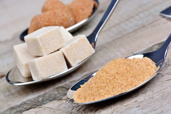 Diferentes tipos de azúcar en una cuchara de plata — Foto de Stock