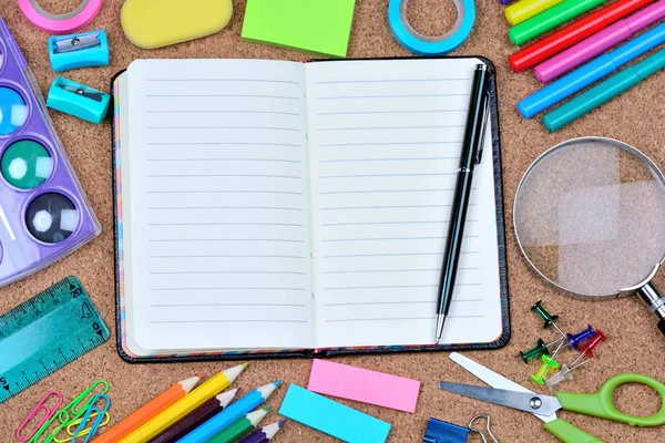 Cork arka plan üzerinde çok sayıda nesne okul