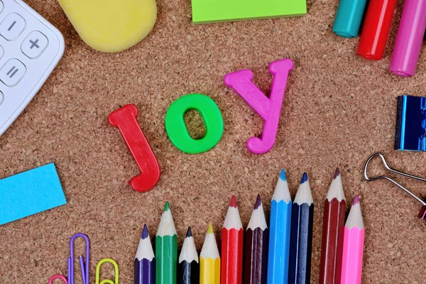 Joy word på cork bakgrund — Stockfoto