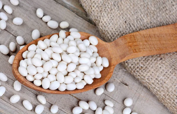 Tahta kaşıkta beyaz fasulye
