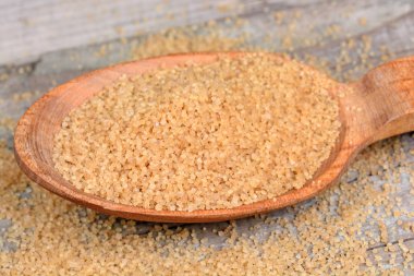 Bir kaşık masa üzerinde bej şeker