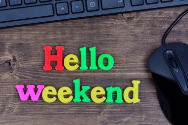 Hafta sonu kelime masa üstünde Merhaba