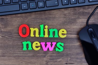 Online haber kelime masa üstünde