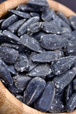 Siyah ayçiçeği tohumu ile kase