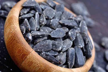 Siyah ayçiçeği tohumu ile kase 