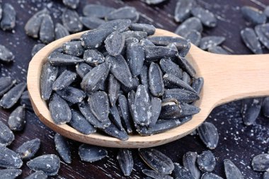 tahta kaşık siyah Ayçiçeği tohumları 