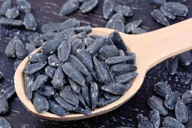 Tahta kaşıkla siyah ayçiçeği tohumu 