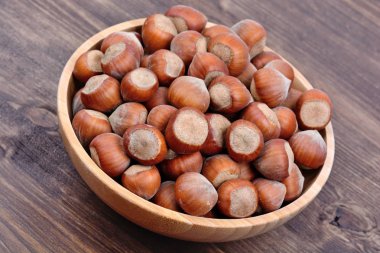 Bir bambu kase fındık