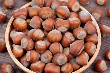 Masada bir bambu kase fındık