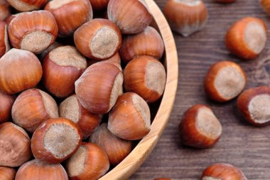 Tablo üzerinde fındık ile kase