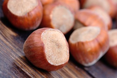 Ahşap arka plan üzerinde birçok fındık