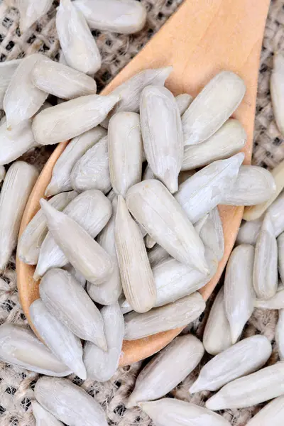 Ayçiçeği masada kaşıkla