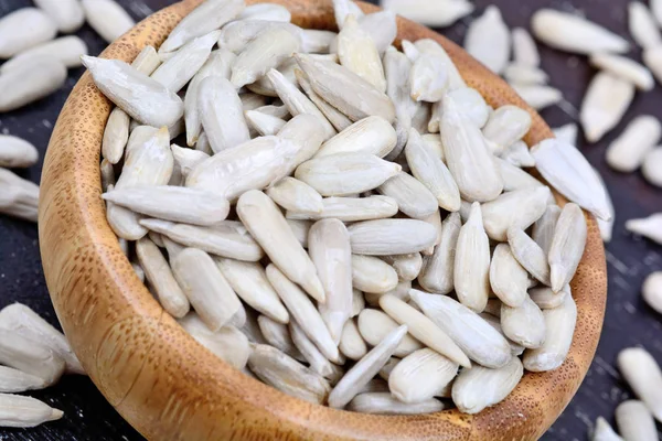 Tigela com sementes de girassol — Fotografia de Stock