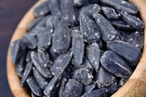 Siyah ayçiçeği tohumu ile bambu kase