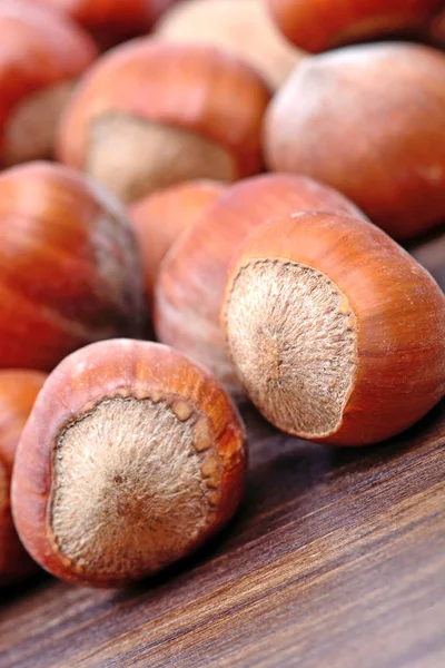 Tablo üzerinde birçok fındık